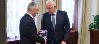 Глава Карелии наградил федеральных министров за помощь республике