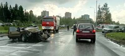 Водитель выжил в страшной аварии в Петрозаводске (ФОТО и ВИДЕО)