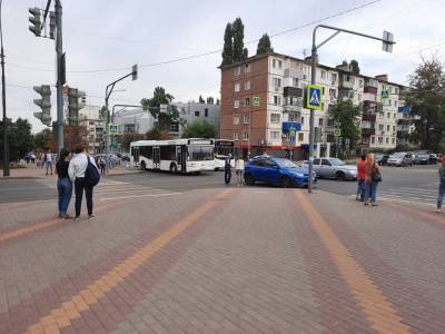 Пассажирский автобус попал в аварию в Липецке