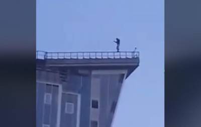 В Киеве парень гулял по перилах крыши многоэтажки