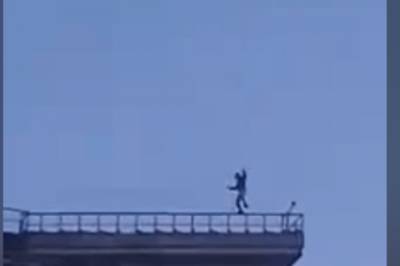 В Киеве парень балансировал на перилах на крыше многоэтажки: видео экстремальной прогулки