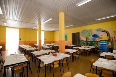 В школе в Ровенской области почти 70 учеников не пришли на уроки из-за отравления