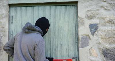 Люди в пандемию обеднели: в Латвии растет число квартирных краж