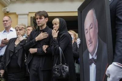 Два человека потеряли сознание на церемонии прощания с Борисом Клюевым