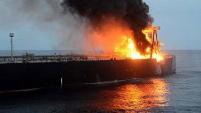 В Индийском океане горит нефтяной танкер, — Reuters (ВИДЕО)