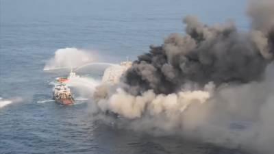 В Индийском океане горит танкер с 2 млн баррелей нефти на борту — видео