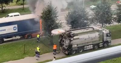 ВИДЕО: загоревшуюся фуру потушила машина Rīgas ūdens