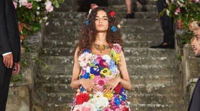 Платья с цветочными принтами и головные уборы из роз: во Флоренции прошел (офлайн!) кутюрный показ Dolce&Gabbana Alta Moda