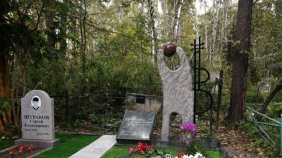 Памятник Янке Дягилевой открыли на её могиле в Новосибирске