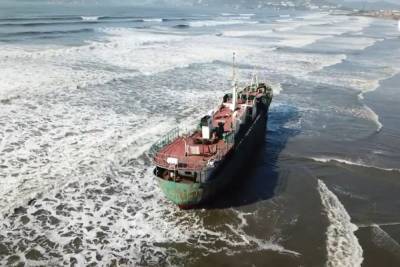 В Приморье тайфун вынес на берег «корабль-призрак»