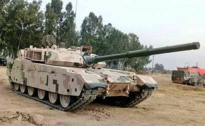 «Слегка напряжённые» Китай и Индия стягивают танки и авиацию к границе