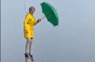 Мэри Поппинс от «Слуг народа»: Верещук пояснила, зачем летала с зонтом над Киевом (ВИДЕО)