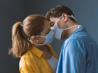 Секс в маске: канадский врач рассказал, как сделать безопасными интимные контакты