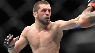 Российский боец UFC Имадаев ударил соперника по лицу во время битвы взглядов