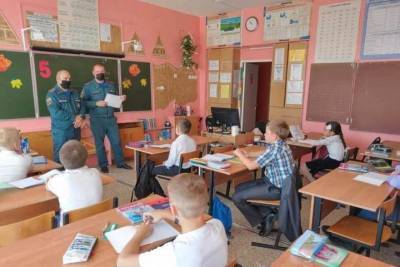 В Тульской области спасатели провели открытые уроки со школьниками