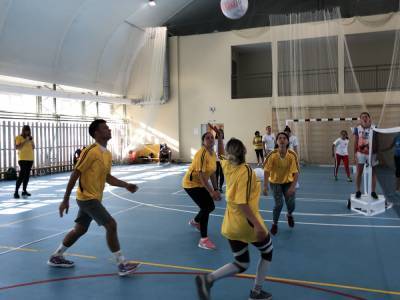 Сотрудники детсадов Южно-Сахалинска соревновались в мини-волейболе