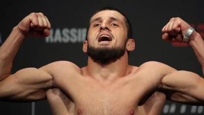 Российский боец UFC Имадаев ударил соперника во время дуэли взглядов