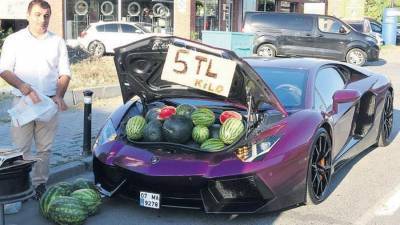 В Турции мужчину оштрафовали за торговлю арбузами из Lamborghini