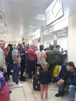 Сотни пассажиров "Авроры", застрявшие в аэропорту, требуют к себе человеческого отношения