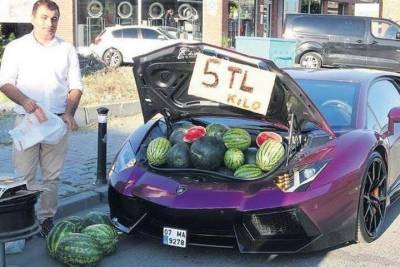 Полиция в Турции оштрафовала мужчину за торговлю арбузами из Lamborghini