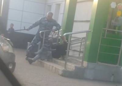 В Башкирии сотрудники охранного агентства избили мужчину возле супермаркета