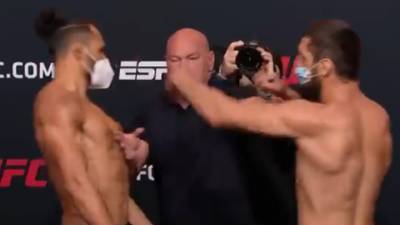 Российский боец UFC ударил соперника на дуэли взглядов. Видео - vesti.ru - Россия - Бразилия