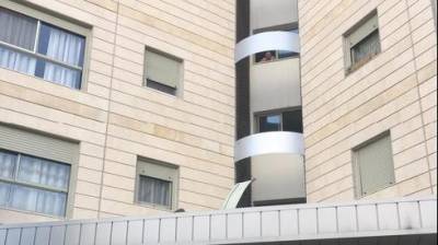 Житель Ришон ле-Циона упал с пятого этажа на козырек здания и разбился