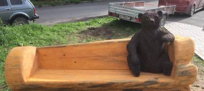 Деревянный медведь занял место на скамейке в Петрозаводске (ФОТО)