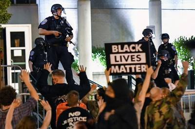 В США в ходе протестов пострадали двое полицейских