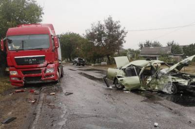 Под Николаевом Opel влетел в грузовик: в аварии пострадали трое взрослых и два младенца