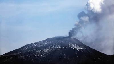 На Курилах вулкан Эбеко выбросил столб пепла на высоту 3,5 км