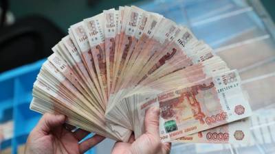 Названы вакансии в регионах с зарплатой выше 100 тысяч рублей в месяц