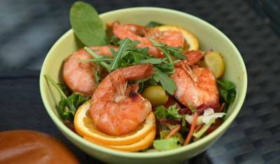 Креветки пиль-пиль, говядина с фруктами и лосось с пашотом: три рецепта восхитительных салатов