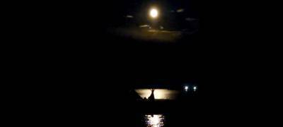 Лунный танец увидели прохожие на набережной в Петрозаводске (ВИДЕО)