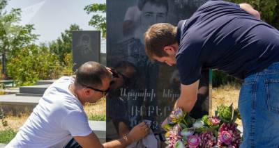 Неизвестные осквернили надгробия героев Апрельской войны в Карабахе
