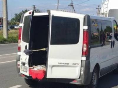 Водитель микроавтобуса в Хмельницком нашел неожиданное применение бюстгальтеру