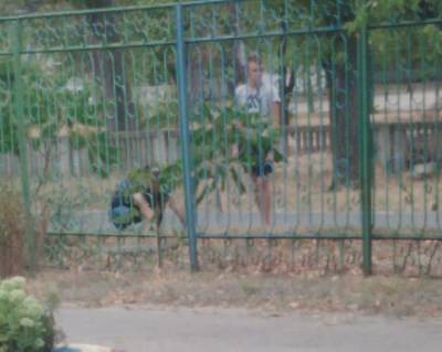 Не боятся никого: В Северодонецке прямо возле детского сада подозрительные личности ищут "закладки"