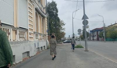 В Тюмени голый мужчина напоминает об искусстве