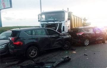 Массовая авария на МКАД: самосвал разбил пять автомобилей