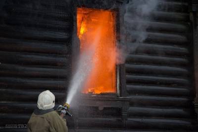 Более 30 человек тушили пожар в частном доме в Томске