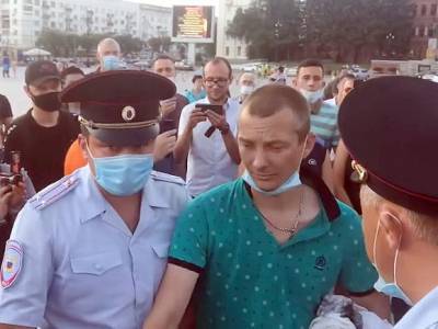В Хабаровске участников акций в поддержку Фургала поджидают у дома и арестовывают