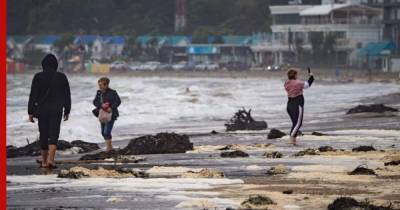 Ураган засыпал россиян морскими деликатесами