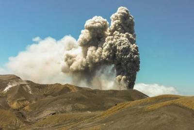На Курилах вулкан Эбеко выбросил в небо очередную порцию пепла