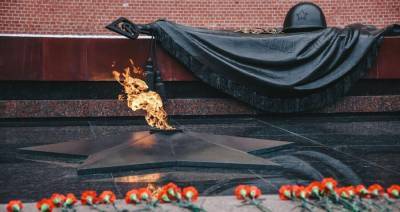 Собянин возложил цветы к Могиле Неизвестного Солдата в День города