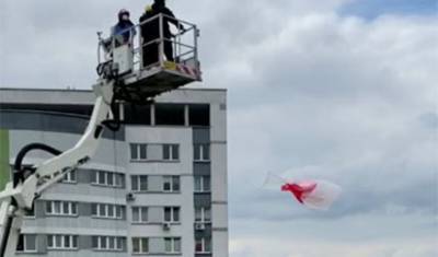 Жители высотки в Минске отвоевали у МЧС протестные флаги