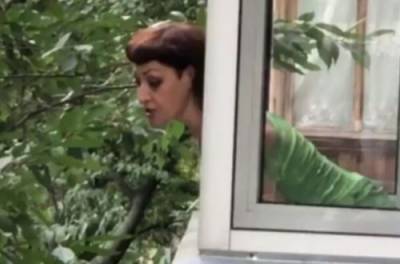 В Киеве женщина льет на прохожих из окна мочой и фекалиями, соседи молят о помощи