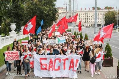 «Ваши мамы с нами!»: На марш против насилия силовиков в Беларуси вышли тысячи женщин (ФОТО)