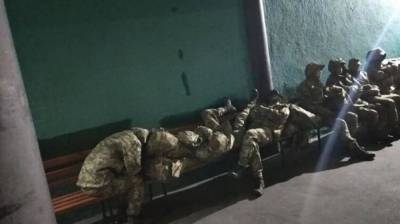 Призывникам и офицерам на Украине пришлось ночевать на вокзале
