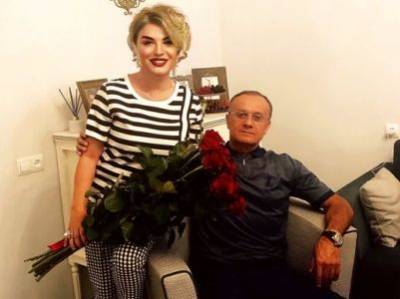 «Цветы должны быть без повода»: супруга экс-министра обороны Армении опубликовала фотографию с мужем