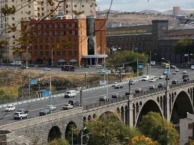 В Ереване человек пытается покончить с собой, бросившись с Моста Победы